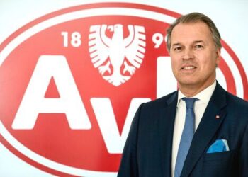 Lars Stevenson und Lutz Leif Linden vor Elaris AG Logo, kurz vor Börsengang des Elektroauto-Startups