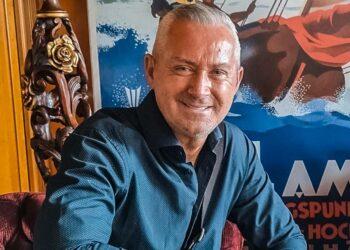 Christoph Kirchenstein von Vertragshilfe24 erwägt mögliches Industrieinvestment, Porträtfoto im Anzug