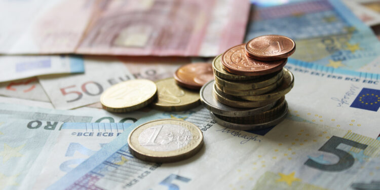 Verschiedene Geldanlagen wie Aktien, Immobilien und Sparkonten dargestellt als Symbole für die beste Geldanlage