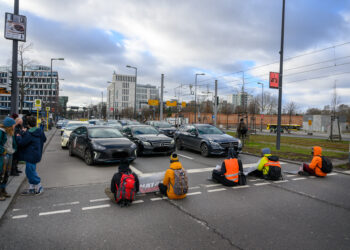 Klimakleber der Letzten Generation protestieren für Umweltschutz durch Straßenblockaden und Aktionen des zivilen Ungehorsams