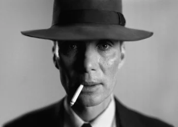 Oppenheimer Film: J. Robert Oppenheimer und Kollegen diskutieren über das Manhattan-Projekt und die Atombombe