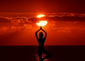 Modebewusste Person trägt den neuesten Modetrend, der sich gerade auf den Weg in die Modewelt macht