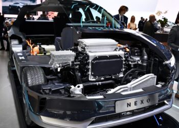 Wasserstoffauto der neuesten Generation auf einer Straße, symbolisiert den technologischen Wandel in der Automobilindustrie