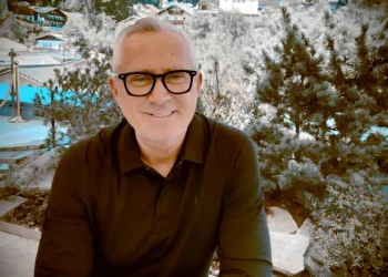 Christoph Kirchenstein, Geschäftsführer von Vertragshilfe24, in einem Büro sitzend und über seine Zukunft nachdenkend