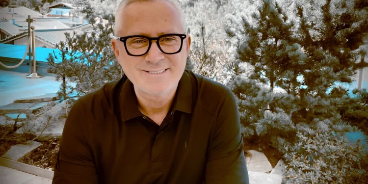 Bleibt Christoph Kirchenstein der Vertragshilfe24 erhalten? 1 Christoph Kirchenstein, Geschäftsführer von Vertragshilfe24, in einem Büro sitzend und über seine Zukunft nachdenkend