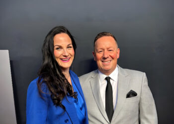 Constantin Seretoulis in Geschäftskleidung, der entschlossen für die Interessen von Factonet eintritt