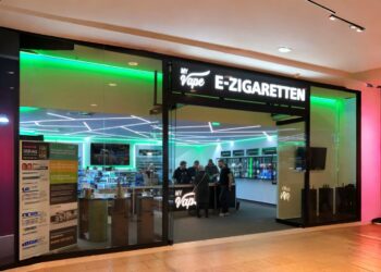 Philipp Schober, Container-Investor, mit E-Zigarette der Marke My Vape in der Hand, auf Expansionskurs im E-Zigaretten-Markt