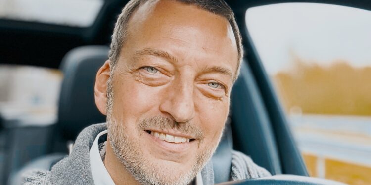 Person, die bewusst spricht und reflektiert, um sich selbst zu optimieren und persönliches Wachstum zu erreichen