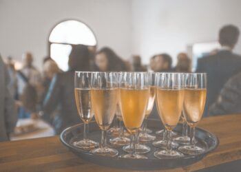 Aloga Event zur Kundenbindung auf einer Dachterrasse mit Geschäftsleuten, die sich unterhalten und netzwerken