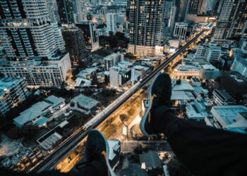 Filmset des Projekts 'Mut' mit Regisseur und Schauspielern bei Dreharbeiten zu aktualisierter, zeitgemäßer Handlung