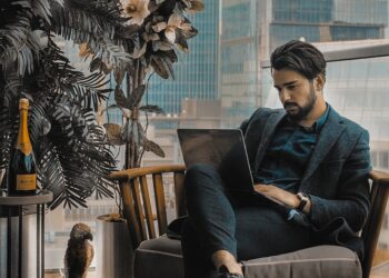 Firmengründung in Ungarn: Geschäftsmann vor ungarischer Flagge mit Dokumenten zur Unternehmensgründung