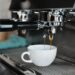 Gemütliches Doppio Café in Hannovers Innenstadt mit Kaffee und Kuchen auf einem Tisch im Vordergrund