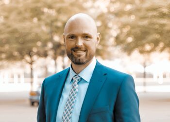 Alexander Hofmann, Immobilienmakler aus Hannover, präsentiert Lösungen für erfolgreichen Immobilienverkauf