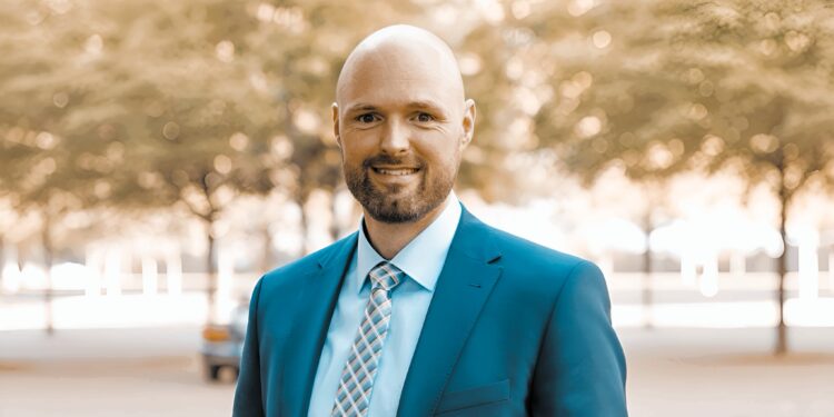Lösungen für Immobilienverkauf: Informativ mit Alexander Hofmann, Makler Hann... 1 Alexander Hofmann, Immobilienmakler aus Hannover, präsentiert Lösungen für erfolgreichen Immobilienverkauf