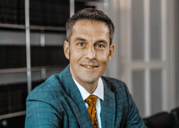 Luxus-Rinderfarmen als Investment: Weideland mit hochwertigen Rindern und modernen Stallungen im Hintergrund