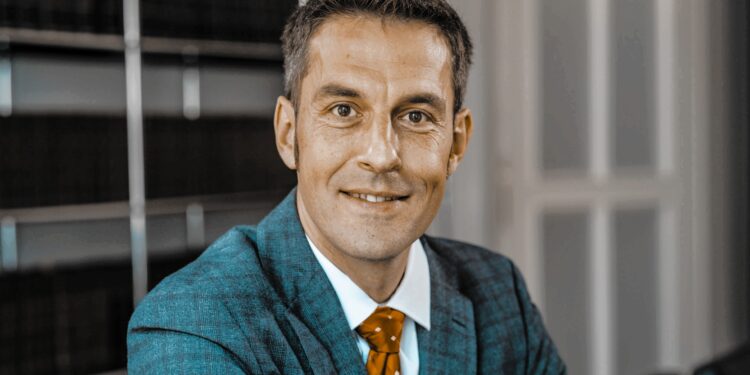 Luxus-Rinderfarmen als Investment: Weideland mit hochwertigen Rindern und modernen Stallungen im Hintergrund