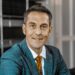 Passives Einkommen aufbauen: Luxus-Rinderfarmen 2025 2 Luxus-Rinderfarmen als Investment: Weideland mit hochwertigen Rindern und modernen Stallungen im Hintergrund