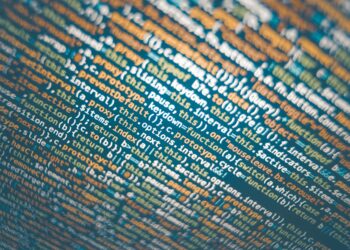 quecco Experten für SEO, Web- und App-Entwicklung arbeiten an Computern und diskutieren Strategien