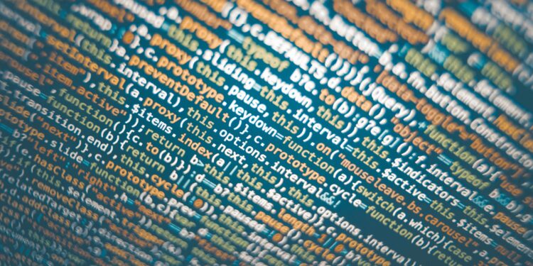 quecco Experten für SEO, Web- und App-Entwicklung arbeiten an Computern und diskutieren Strategien