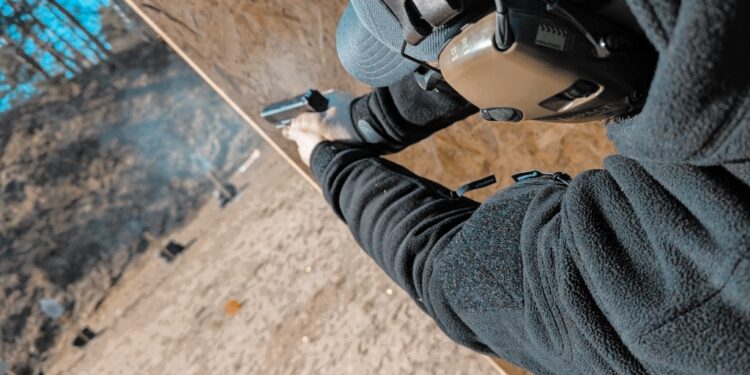 Taktisches Schießtraining in Polen: Teilnehmer üben an Zielscheiben mit Ausbildern auf modernem Schießstand