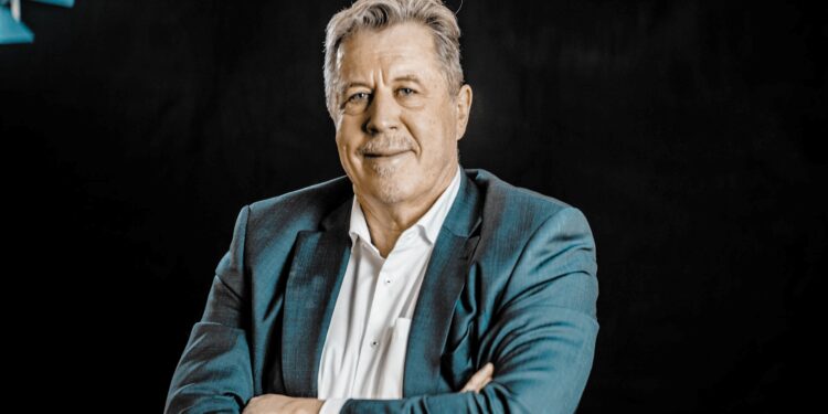 Thomas Scheffel, Experte für internationale Vertragsanalyse, berät Unternehmen zu grenzüberschreitenden Vereinbarungen