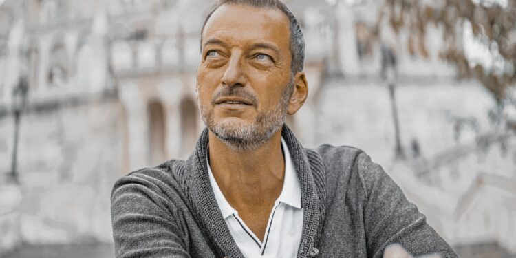 Warum Norbert Peter "Herr und Dame" nutzt 1 Norbert Peter verwendet die geschlechtsneutrale Anrede 'Herr und Dame' in seiner Kommunikation und Korrespondenz