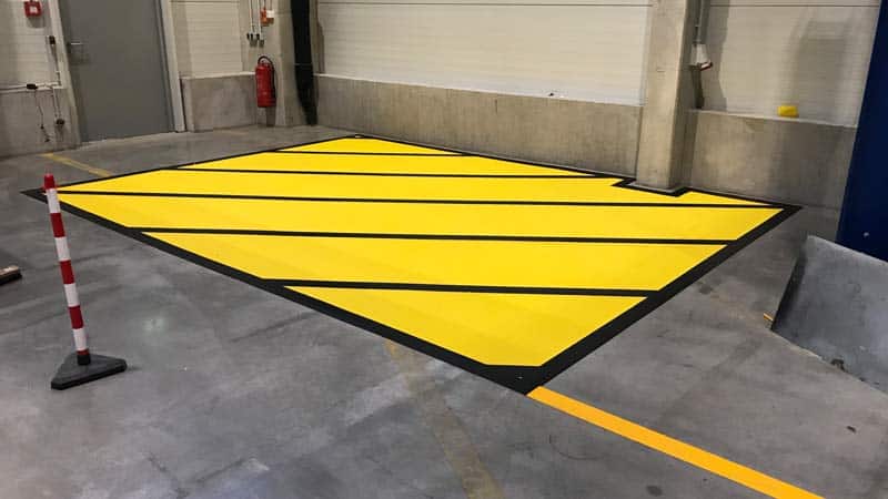 Hallenböden markieren nach DIN-Normen - Farbsysteme und Sicherheitsstandards für Industriehallen