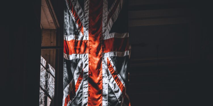 Union Jack Flagge vor Big Ben in London – Symbol für britische Unternehmensstrukturen in Europa