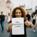 Ungarische Steuernummer: Wann Sie sie wirklich brauchen 2 Frau hält Schild mit Text 'Meine Steuernummer in Ungarn' vor dem Parlament in Budapest